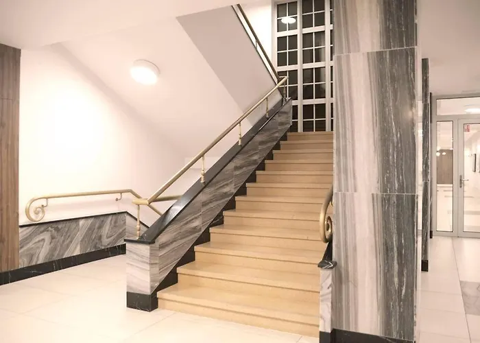 Elegant In The Center * Вроцлав